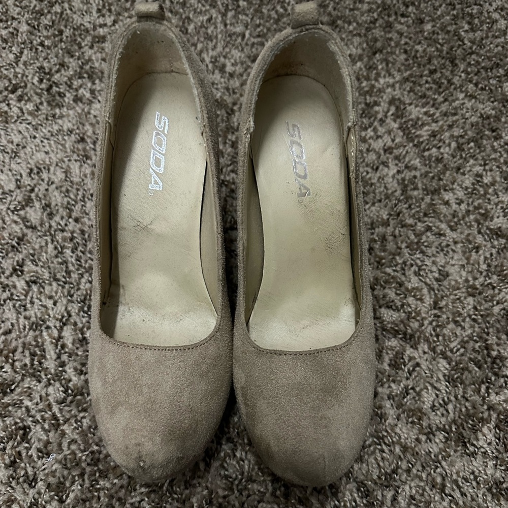 Tan/Beige Wedges
